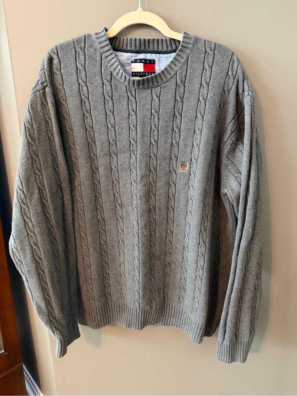 Vintage Tommy Hilfiger Men's Gray Cable Knit Crewneck Sweater. Large
